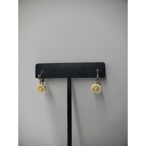 Vintage Earrings Clip On Gold Tone Daisy Flowers Dainty Small Jewelry Costume - Picture 3 of 12